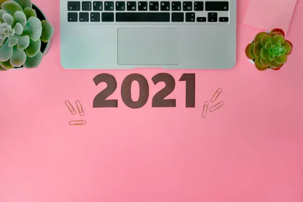 Nowy rok 2021 koncepcja na różowym tle — Zdjęcie stockowe