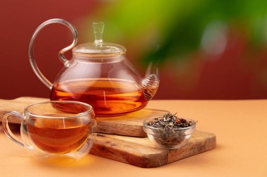 Cam çaydanlık ve siyah çay.