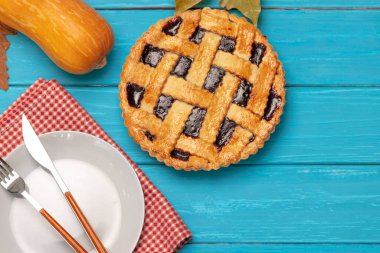 Mavi ahşap arka planda meyveli turta.