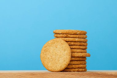 Kağıt arkaplanda yuvarlak yulaf kurabiyeleri yığını