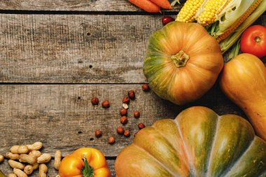 Yıpranmış ahşap arka planda sonbahar sebzeleriyle güzel bir kompozisyon.