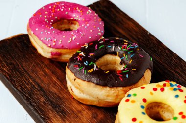 Tahtaya serpiştirilmiş jöleli çörekler.