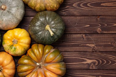 Ahşap zemin üzerinde küçük kabak çeşitleri