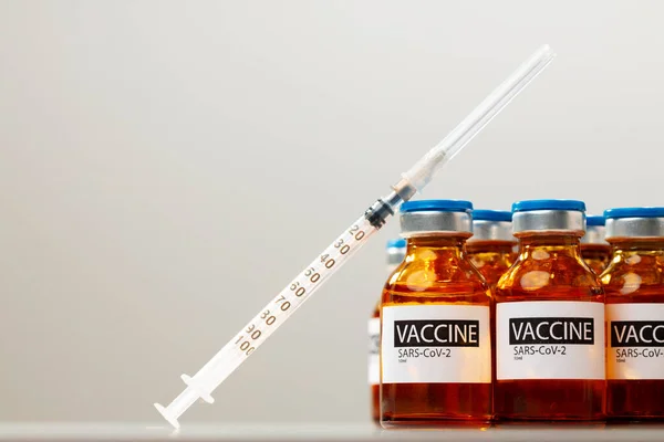 Viales y jeringa de vacuna Sars-cov-2 sobre fondo blanco — Foto de Stock