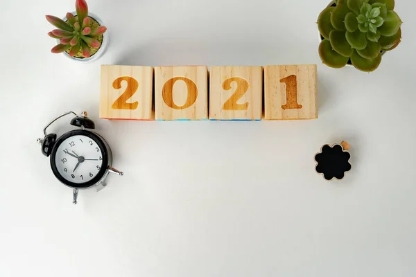 Έτος 2022 αριθμούς και γραφική ύλη σε λευκό τραπέζι — Φωτογραφία Αρχείου