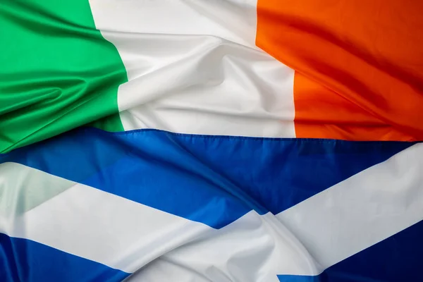 스코틀랜드와아 일 랜드의 깃발이 함께 접혀 있다 — 스톡 사진