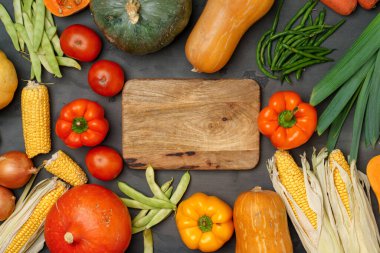 Taze sebzeler ve tahta kesme tahtasıyla sonbahar arka planı