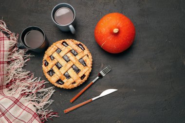 Siyah arka planda Şükran Günü pastası ve balkabağı