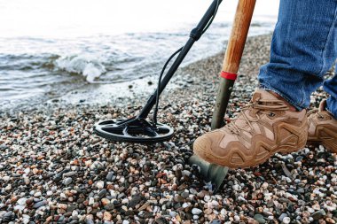 Metal detektör bobini yer üstünde çalışıyor