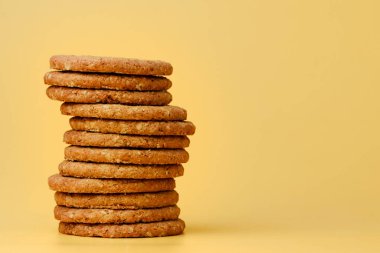 Kağıt arkaplanda yuvarlak yulaf kurabiyeleri yığını