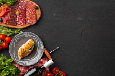 Siyah masada servis edilen ızgara tavuk göğsü.