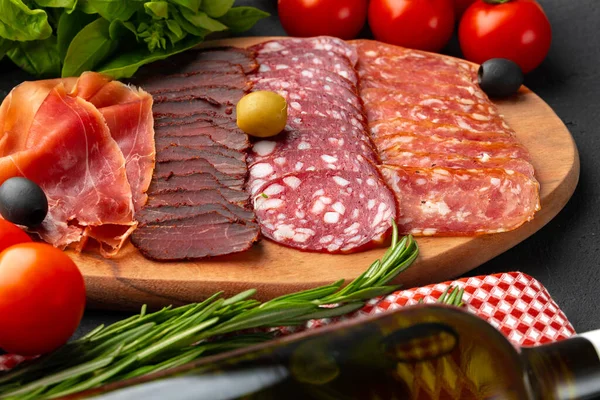 Placa de madeira com cortes de carne de perto — Fotografia de Stock