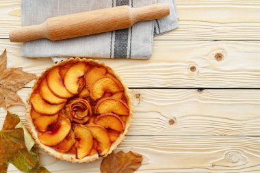 Tahtadaki elmalı turtanın en üst manzarası