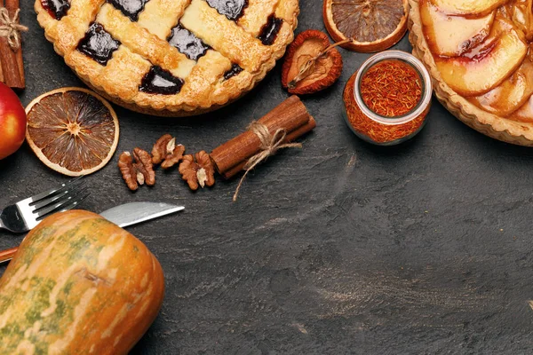 Bär tårta paj och äpple tårta paj på svart bakgrund — Stockfoto