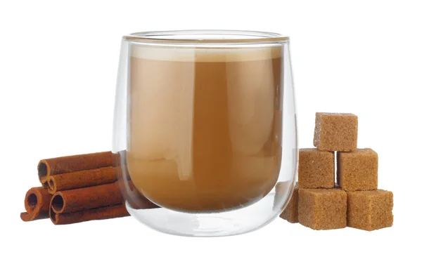 Стеклянная чашка кофе и стопка сахара кубики изолированы на белом — стоковое фото