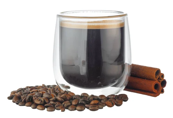 白に隔離されたコーヒー豆とコーヒー豆のガラスカップ — ストック写真