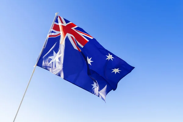 Bandeira da Austrália acenando contra o céu azul — Fotografia de Stock