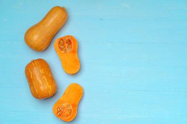 Mavi arkaplan görünümünde turuncu balkabakları