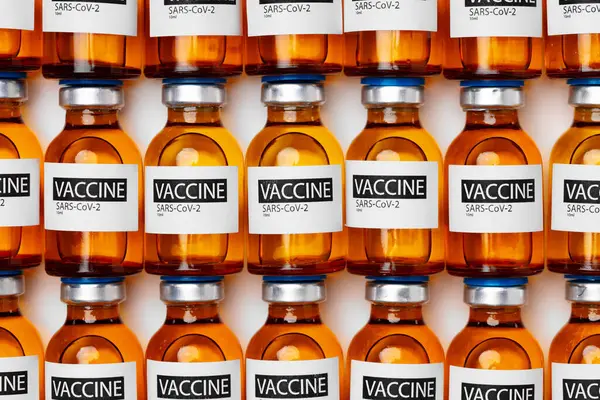 Pilha de frascos para injectáveis da vacina Sars-cov-2 de perto — Fotografia de Stock