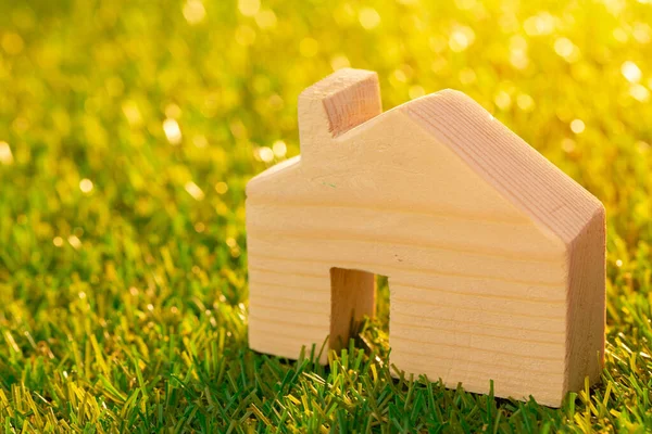 Maison de jouet en bois miniature sur herbe gros plan — Photo