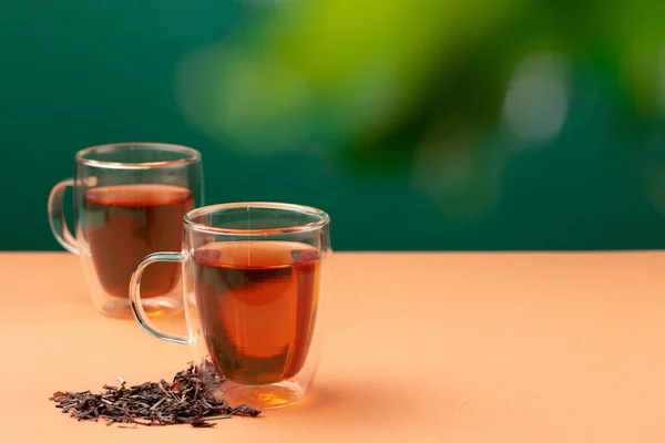 Zwei Glas schwarzer Tee auf beigem Tisch — Stockfoto