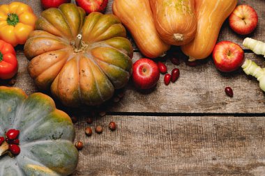 Yıpranmış ahşap arka planda sonbahar sebzeleriyle güzel bir kompozisyon.