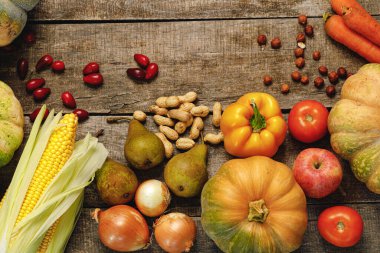 Yıpranmış ahşap arka planda sonbahar sebzeleriyle güzel bir kompozisyon.