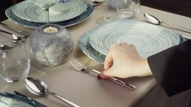 Fechar a mesa das mulheres. Mão de garçonete ou dona de casa colocando talheres na mesa de jantar — Vídeo de Stock