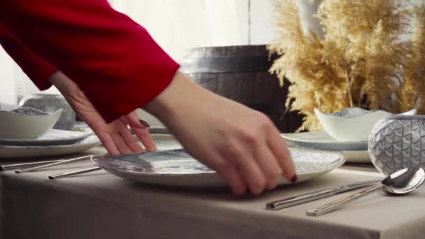 Gros plan sur la table de la femme. Femme au foyer ou serveuse mains mettre des assiettes sur la table à manger — Video