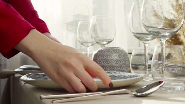 Primer plano de la mesa de mujeres. Ama de casa o camarera manos poniendo platos en la mesa de comedor — Vídeo de stock