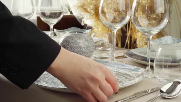 Gros plan sur la table de la femme. Femme au foyer ou serveuse mains mettre des assiettes sur la table à manger — Video