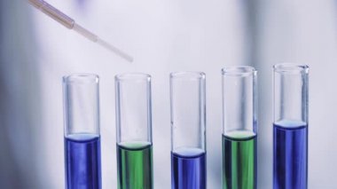Pipette 'in renk sıvısı örneklerini laboratuardaki test tüplerine attığı yeri kapat.