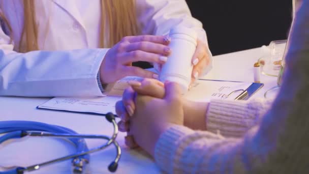 Gros plan du médecin femme conseillant la médecine et passant le pot avec des pilules au patient méconnaissable — Video