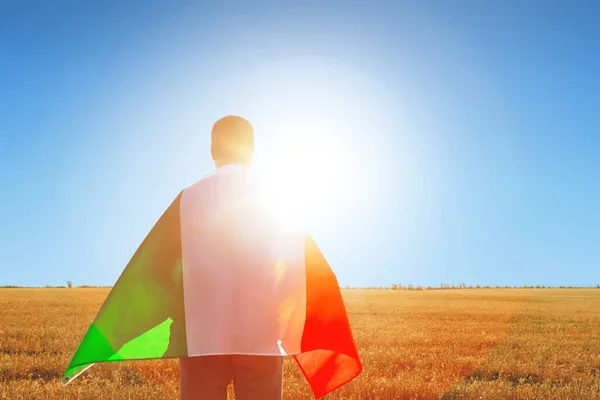 Egy férfi Olaszország zászlajával a mezőn — Stock Fotó