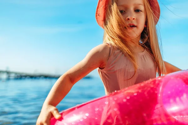 Bonne petite fille se baignant dans la mer avec cercle rose — Photo