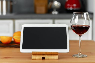 Dijital tablet ahşap mutfak tezgahında duruyor.