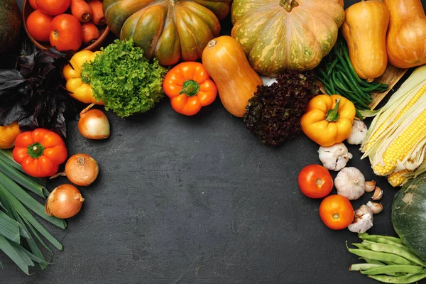 Φθινοπωρινή σύνθεση λαχανικών με κολοκύθα, καλαμπόκι και πιπέρι σε μαύρο φόντο — Φωτογραφία Αρχείου