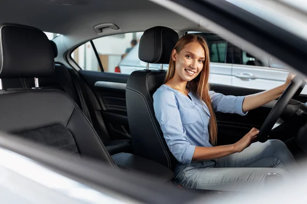 Glückliche Autobesitzerin sitzt auf dem Fahrersitz — Stockfoto