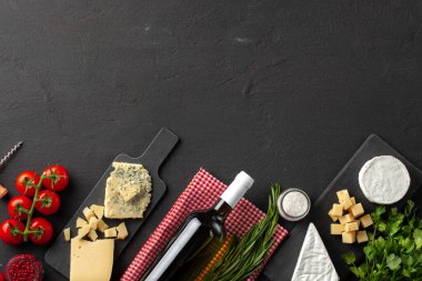 Gri arka planda şarap şişesi ve peynir çeşitleriyle kompozisyon