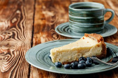 Yeşil tabakta klasik peynirli kek.