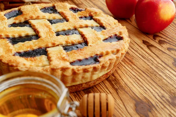 Пирог с ягодами подается на стол крупным планом — стоковое фото