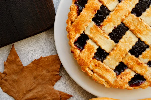 Close up of a berry tart pie on wooden table — Stock Photo, Image