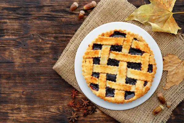 Gros plan d'une tarte aux baies sur une table en bois — Photo