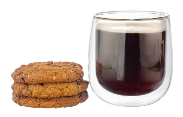 Glazen kopje koffie met chocolade chip koekje geïsoleerd op wit — Stockfoto