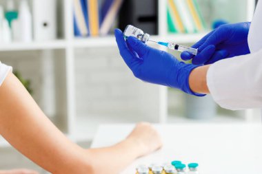 Doktorlar iğne yapmaya hazırlanıyor.