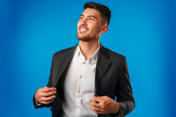 Porträt eines jungen Geschäftsmannes mit gemischter Rasse vor blauem Hintergrund — Stockfoto
