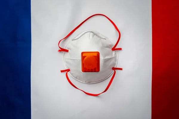フランスの旗の上に医療面マスク — ストック写真