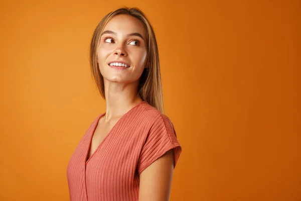 Porträtt av en lyhörd eftertänksam ung kvinna. — Stockfoto