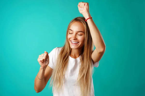 Glad glad leende ung kvinna firar framgång. — Stockfoto