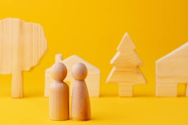 Tahta adam figürleri ve oyuncak ahşap ev.